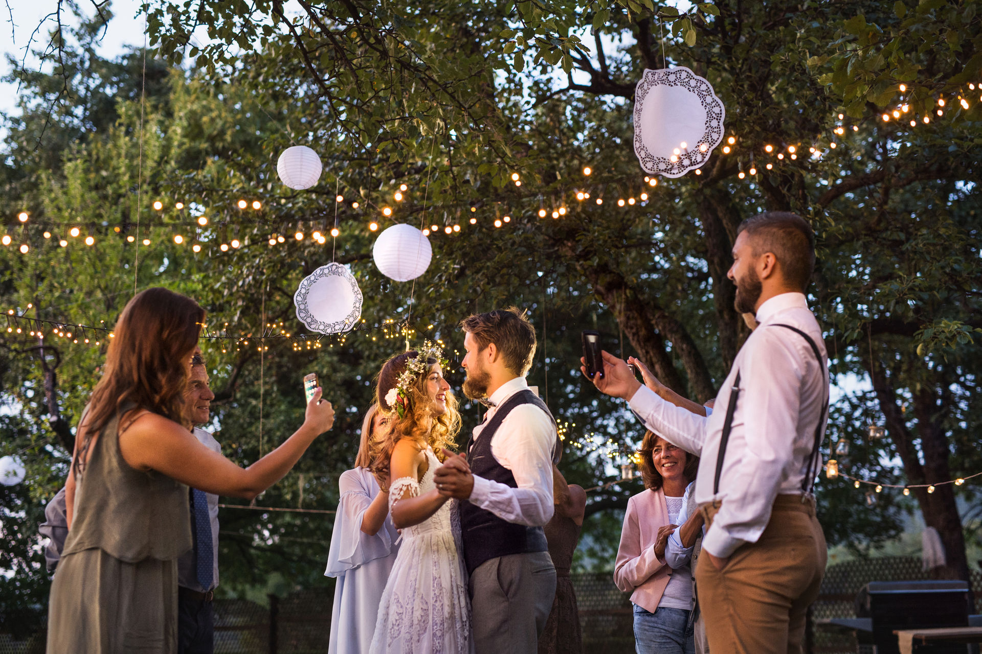 Mariage avec lanternes et ambiance lumineuse par SONOPRO